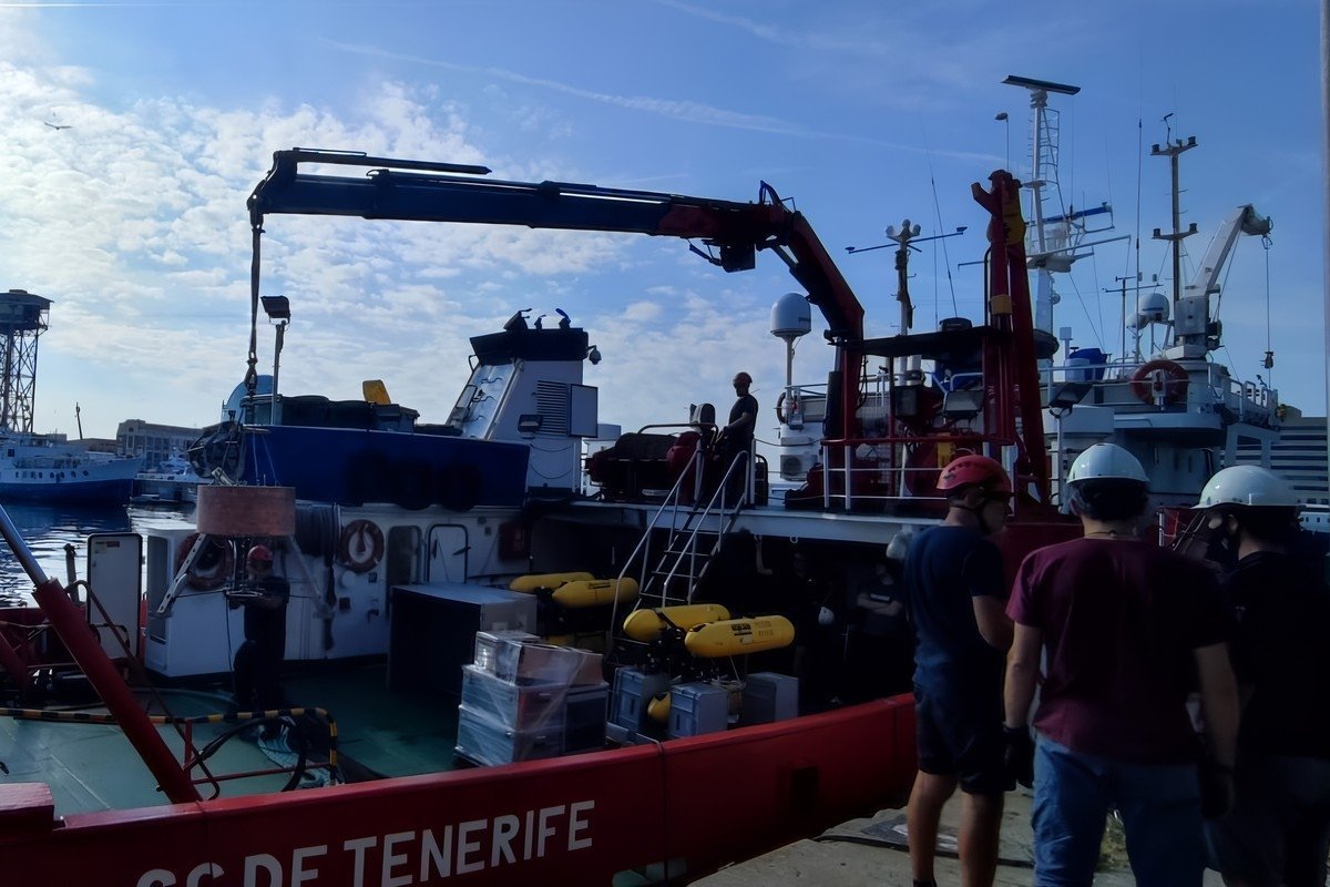 seafloor-lander-deployment-preparation.jpg